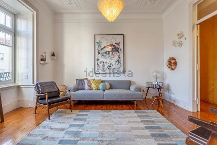 Apartamento T4 à venda na Rua Saraiva de Carvalho