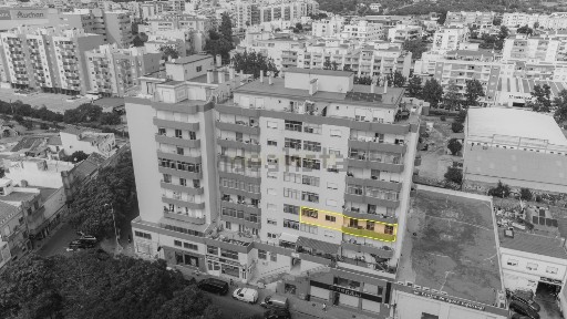 Apartamento T3 à venda no Largo de Gil Eanes s/n