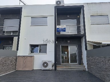 Moradia em banda à venda na Rua dos Manjerinos