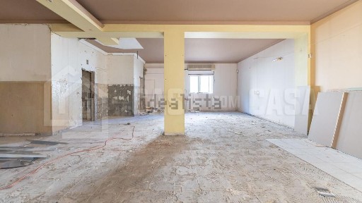 Espaço comercial à venda na Gumirães - Santa Eugénia