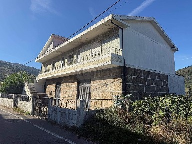 Moradia independente à venda em São Martinho de Mouros
