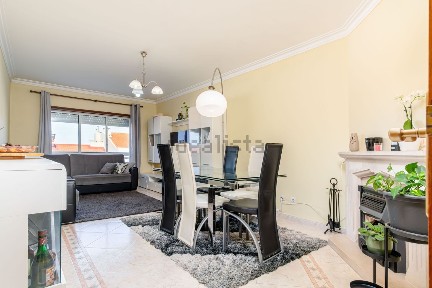 Apartamento T3 à venda na Rua Miguel Russel