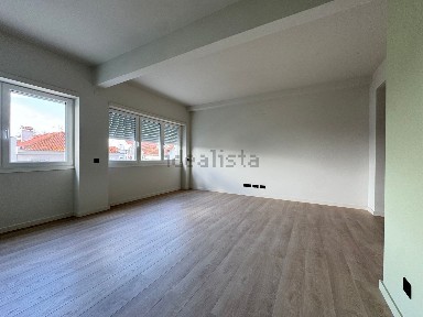 Apartamento T2 à venda na Rua Almirante Reis