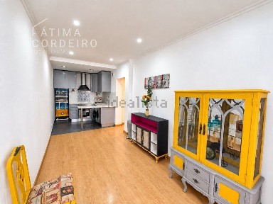 Apartamento T1 à venda na Rua Elias Garcia, 48