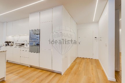 Apartamento T3 à venda na Rua Miguel Pais