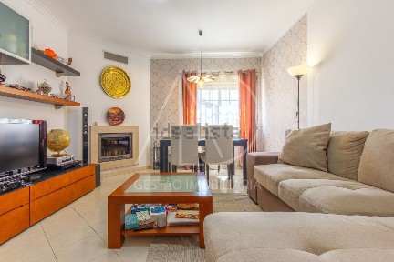 Apartamento T2 à venda na Rua Eusébio Leão s/n