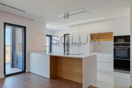 Apartamento T3 à venda no Avenida Amalia Rodrigues, 1062