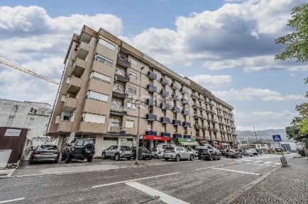 Arrendamento de apartamento T3 na Rua Albano Martins Coelho Lima, 105