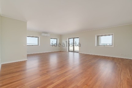 Apartamento T4 à venda na Rua Dominguez Alvarez