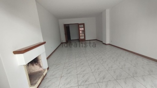 Apartamento T3 à venda na Rua Simão Bolívar