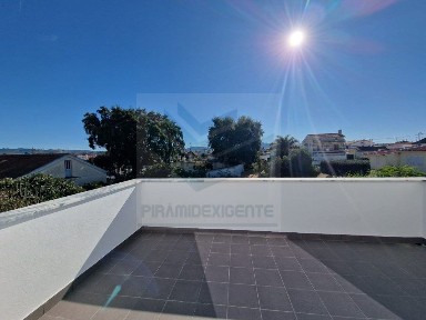 Moradia independente à venda na Vila Nogueira de Azeitão
