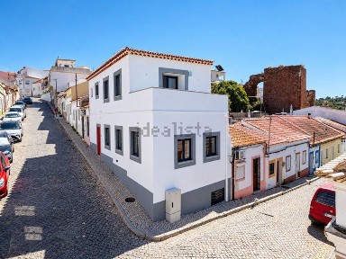 Moradia geminada à venda na Zona Histórica