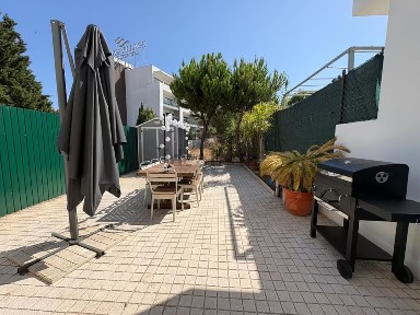Moradia geminada à venda na Avenida Infante Dom Henrique, 23