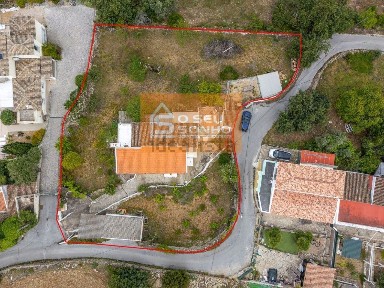 Moradia independente à venda na Funchais - Corotelo