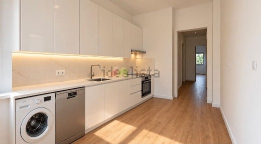Apartamento T2 à venda na Rua Almirante Reis, 23