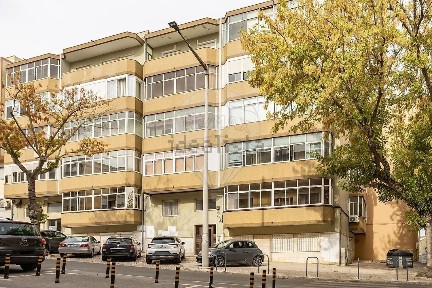 Apartamento T3 à venda na Rua Mouzinho de Albuquerque