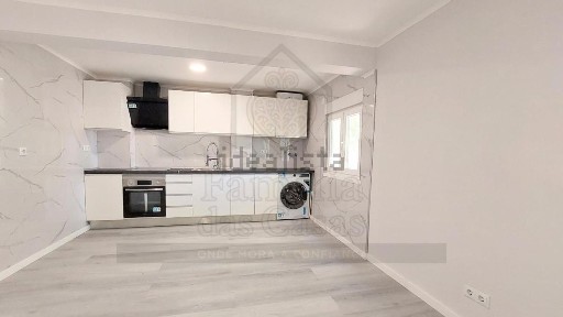 Apartamento T3 à venda no Centro de Laranjeiro
