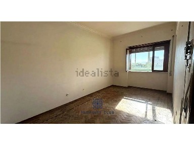 Apartamento T2 à venda na Rua Capitão Leitão