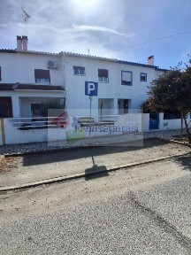 Moradia em banda à venda na Rua Eça de Queirós