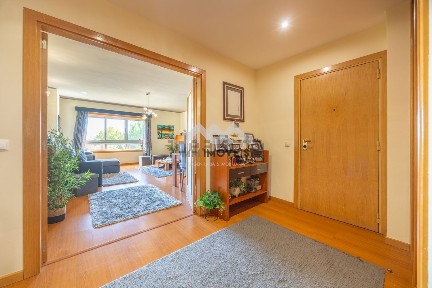 Apartamento T3 à venda na Rua Nova de Corim