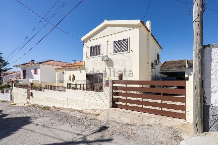Moradia independente à venda na Travessa Pinheiro Chagas