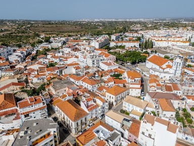 Moradia independente à venda na Rua Comendador Teófilo Trindade
