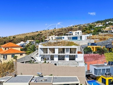 Moradia independente à venda em Estreito da Calheta