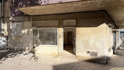 Arrendamento de espaço comercial na Rua General Justiniano Padrel, 14