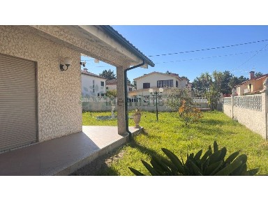 Moradia independente à venda em Loteamento de Lordelo