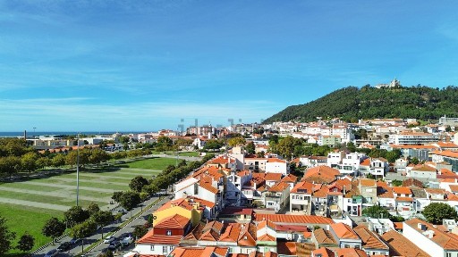 Moradia em banda à venda na Rua dos Poveiros