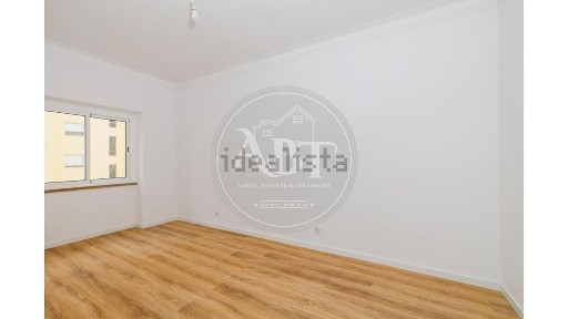 Arrendamento de apartamento T2 na Rua Barradas de Carvalho, 17