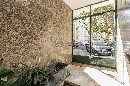 Arrendamento de apartamento T2 na Praça Aires de Ornelas, 8 a