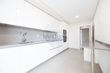 Arrendamento de apartamento T3 na Rua 25 de Abril de 1974