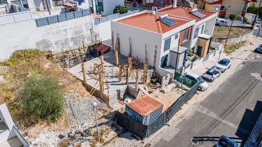 Moradia em banda à venda na Rua José Ferreira Roriz, 7