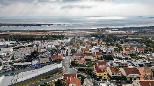 Moradia independente à venda em Santa Iria de Azoia - São João da Talha - Bobadela