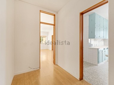 Arrendamento de apartamento T2 na Rua Jaime Thompson, 171
