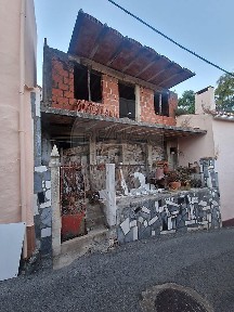Moradia independente à venda na Estrada de Pintéus