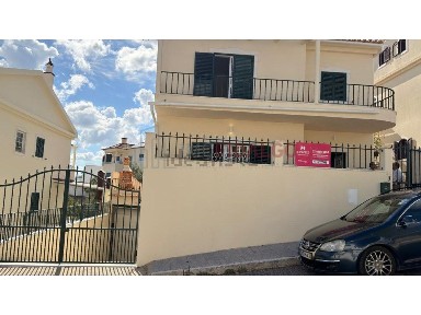 Moradia independente à venda na Arcena - À-dos-Melros