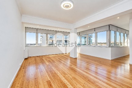 Arrendamento de apartamento T4 na Rua Carlos Calisto, 4