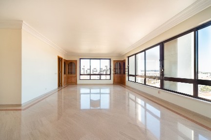 Arrendamento de apartamento T4 no Campo Pequeno