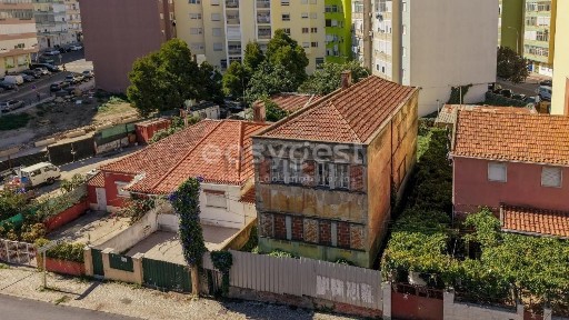 Moradia independente à venda na Damaia de Baixo