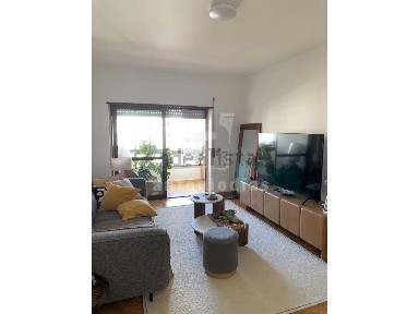Arrendamento de apartamento T2 na Rua Laura Alves