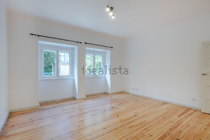 Arrendamento de apartamento T4 na Rua Afonso Lopes Vieira, 45