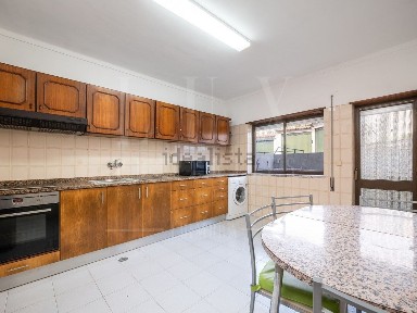 Apartamento T3 à venda na Rua Outeiro da Condessa