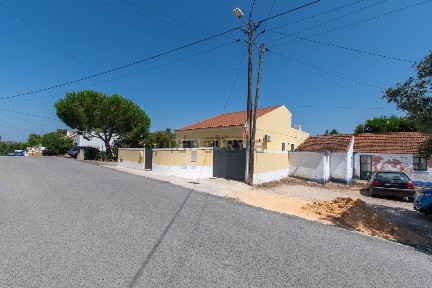 Moradia independente à venda na Rua das Lameiradas