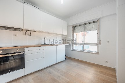 Apartamento T2 à venda na Praceta Henrique Pousão