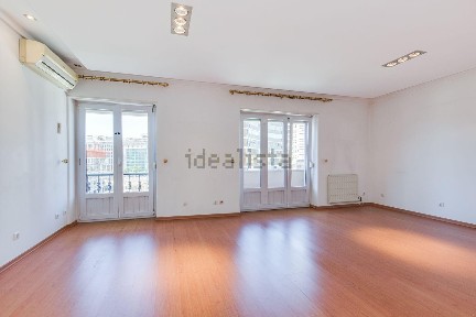 Apartamento T5 à venda na Avenida República, 108