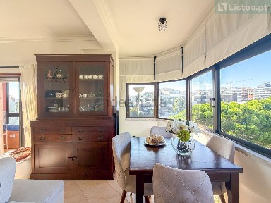 Apartamento T2 à venda na Praça Álvaro Lopes