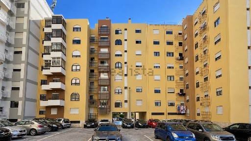 Apartamento T1 à venda na Praceta Luís de Camões, 111