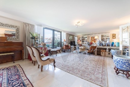 Apartamento T5 à venda na Avenida Conde de Valbom s/n